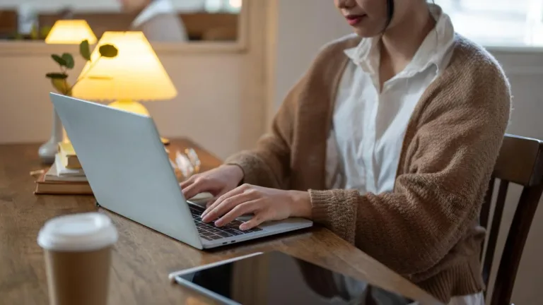 Slanje upita o reklamaciji preko laptopa.